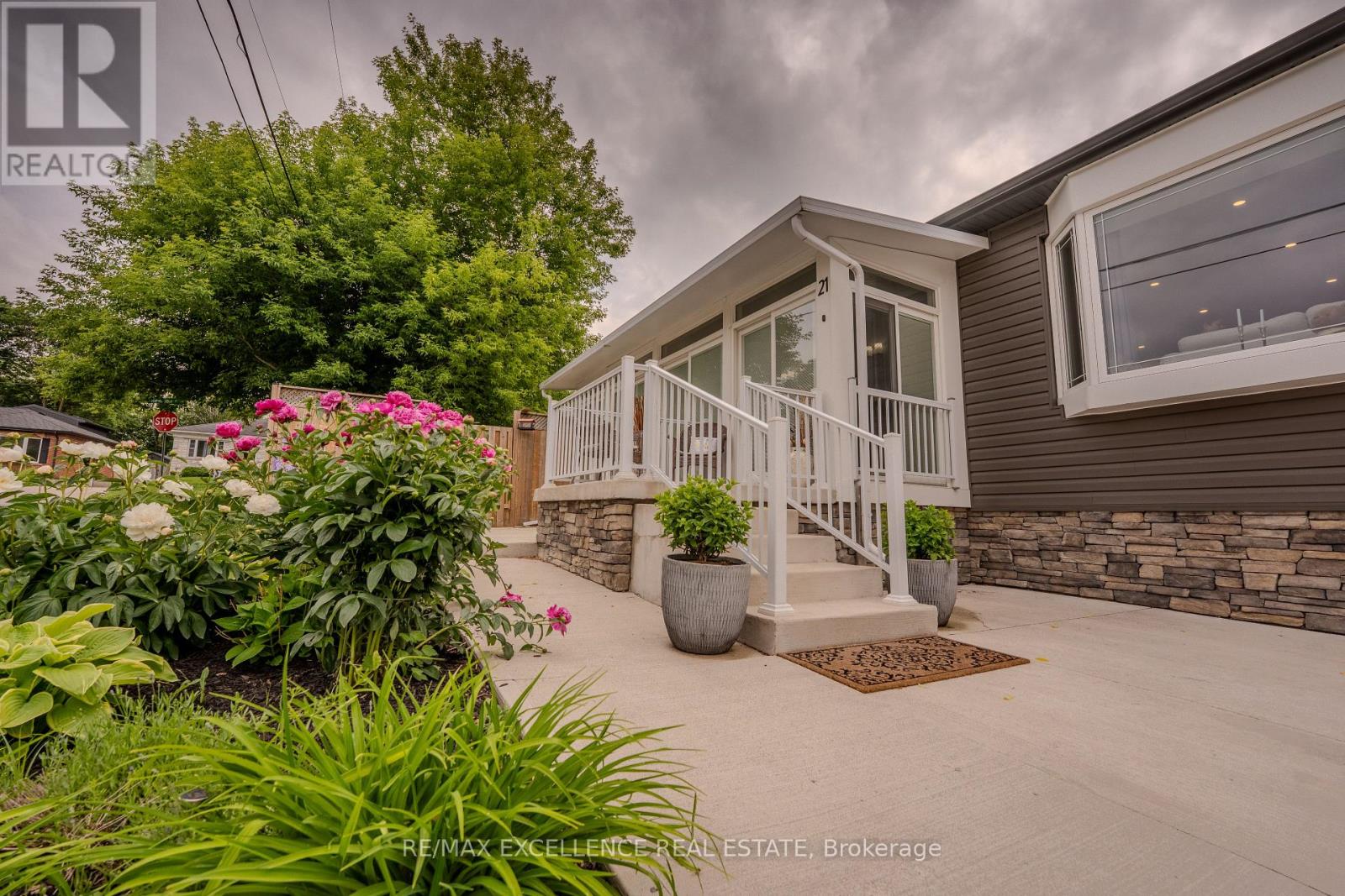 21 Elizabeth Street, Halton Hills, Ontario  L7G 3K1 - Photo 2 - W13715382