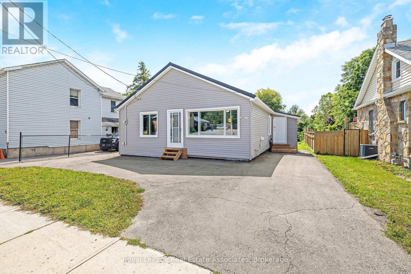 98 MAIN STREET N, Halton Hills, Ontario