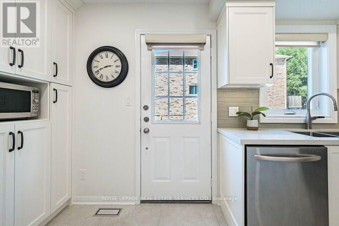 454 St Johns Road, Toronto, Ontario  M6S 2L2 - Photo 10 - W13715416