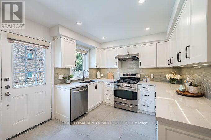 454 St Johns Road, Toronto, Ontario  M6S 2L2 - Photo 7 - W13715416