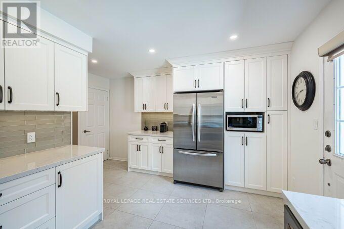 454 St Johns Road, Toronto, Ontario  M6S 2L2 - Photo 9 - W13715416