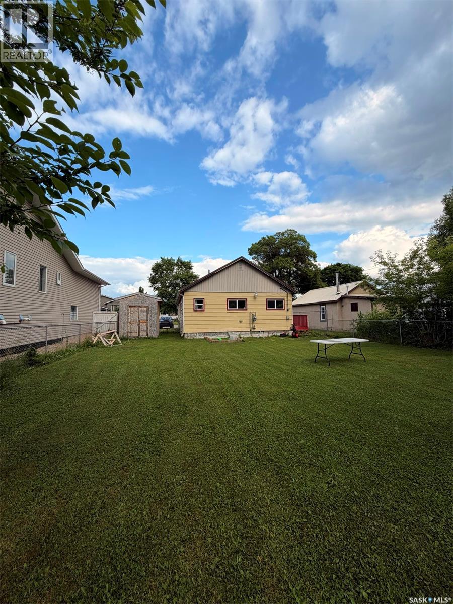 211 3rd Street W, Meadow Lake, Saskatchewan  S9X 1C7 - Photo 9 - SK041097