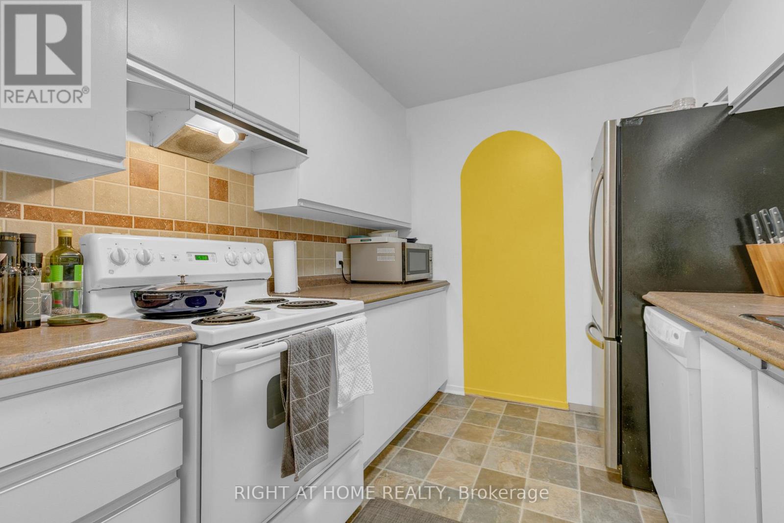301 - 280 Brittany Drive, Ottawa, Ontario  K1K 4M4 - Photo 6 - X13715582