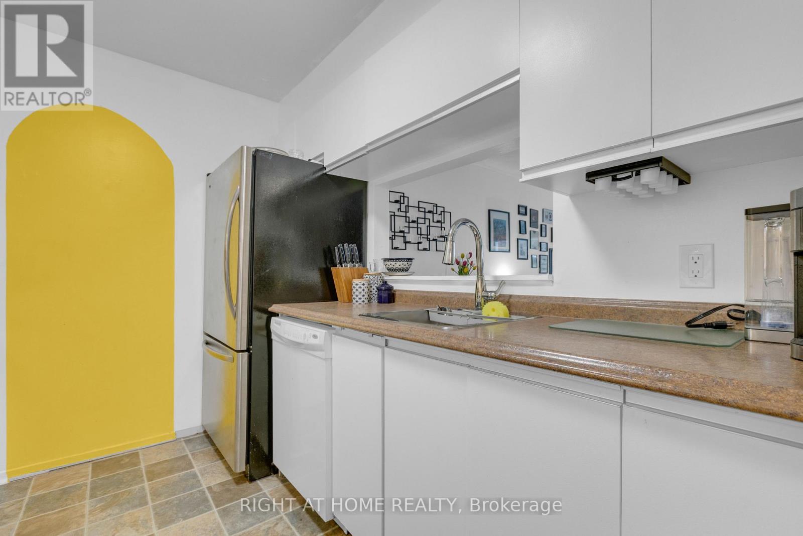 301 - 280 Brittany Drive, Ottawa, Ontario  K1K 4M4 - Photo 7 - X13715582