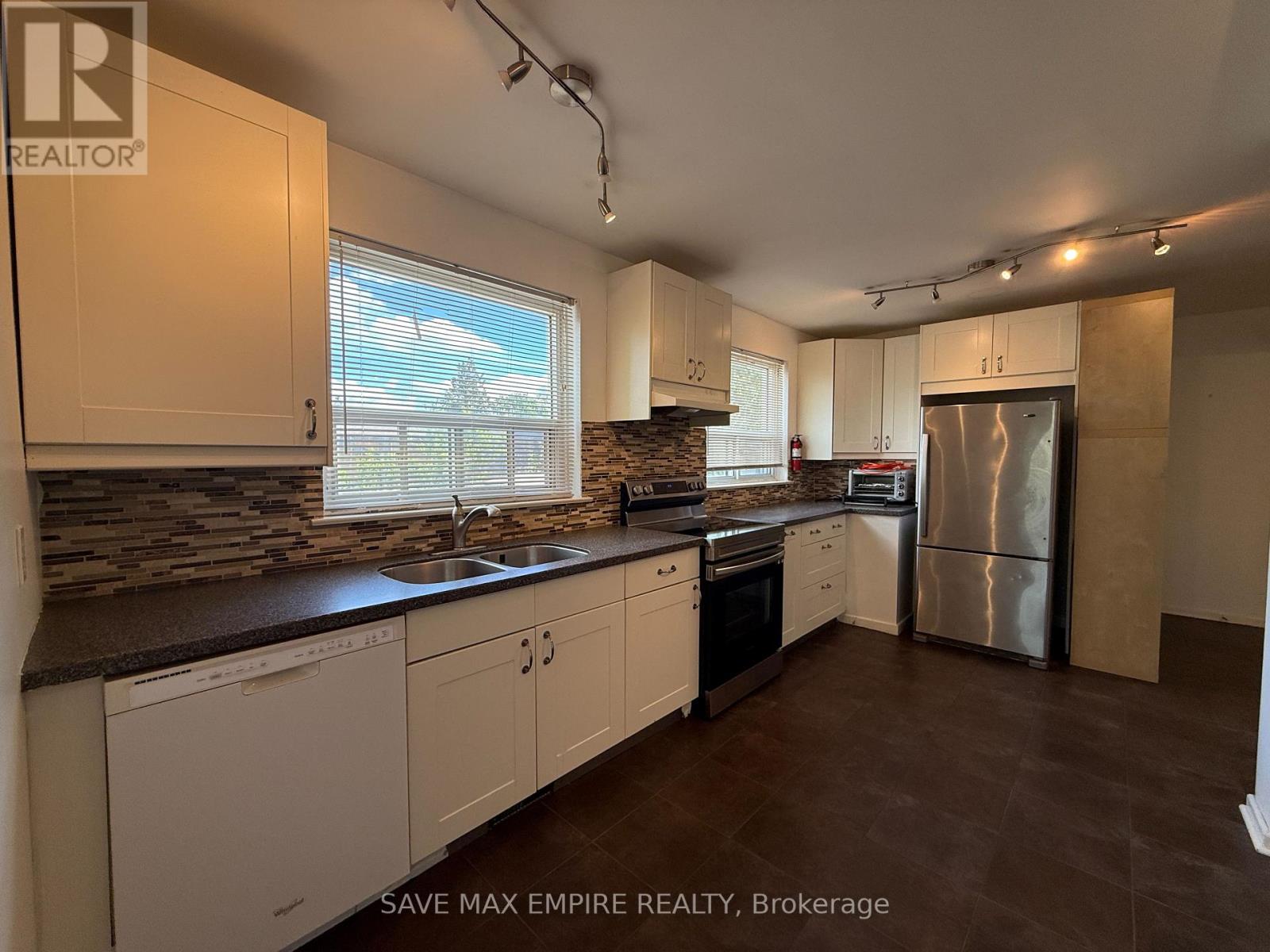 1560 Sandgate Crescent, Mississauga, Ontario  L5J 2E5 - Photo 3 - W13715642