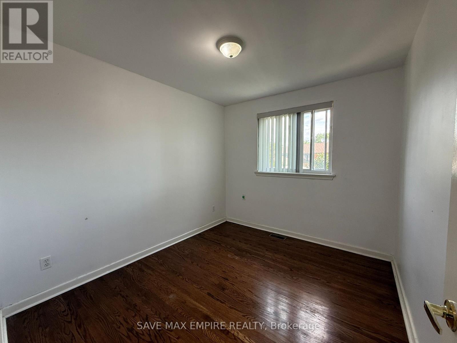 1560 SANDGATE CRESCENT