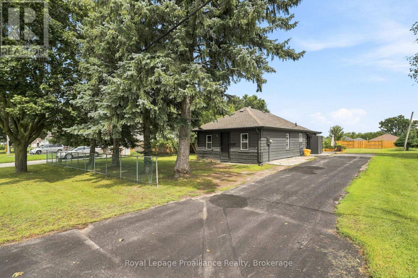 161 University Avenue — photo 1
