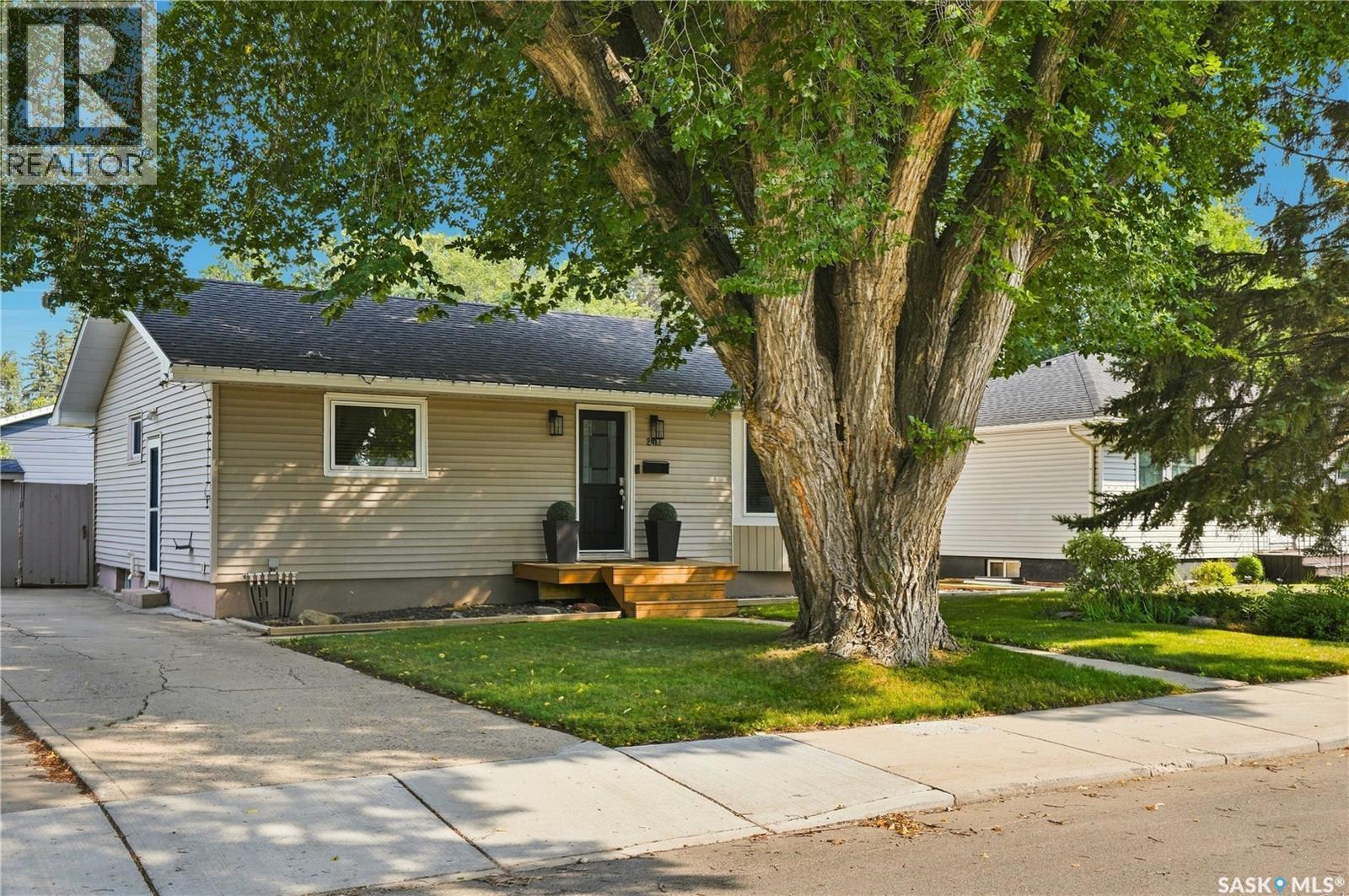 2417 York Avenue, Saskatoon, Saskatchewan  S7J 1J4 - Photo 2 - SK046658