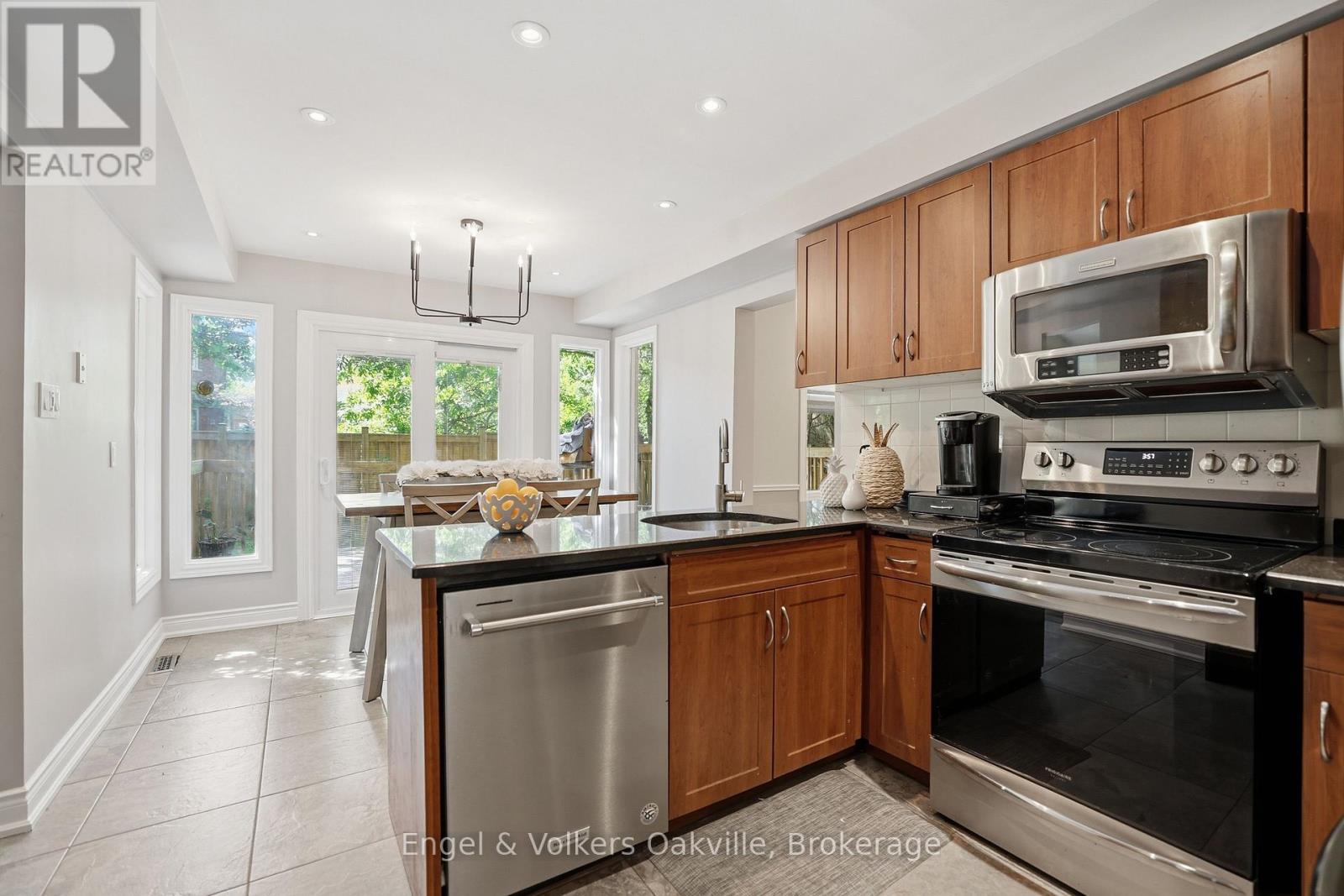 1245 Creekside Drive, Oakville, Ontario L6H 4Y8 - Photo 10 - W13715732