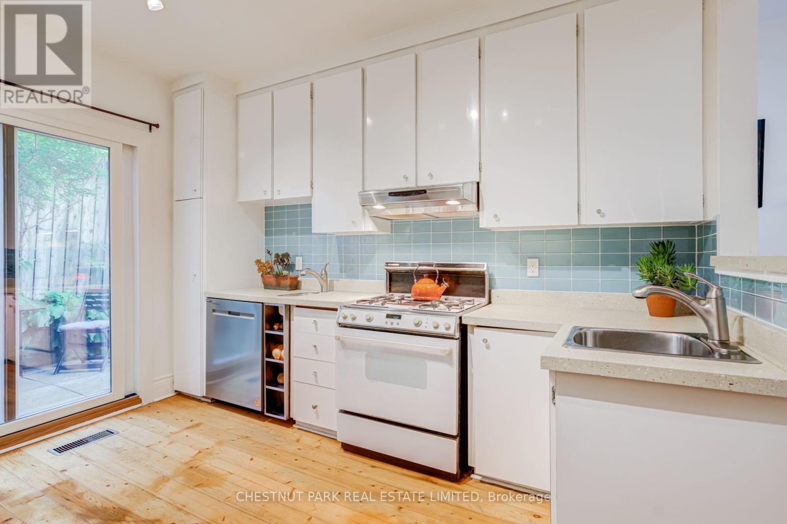 10 Sackville Place, Toronto, Ontario  M4X 1A4 - Photo 11 - C13715728