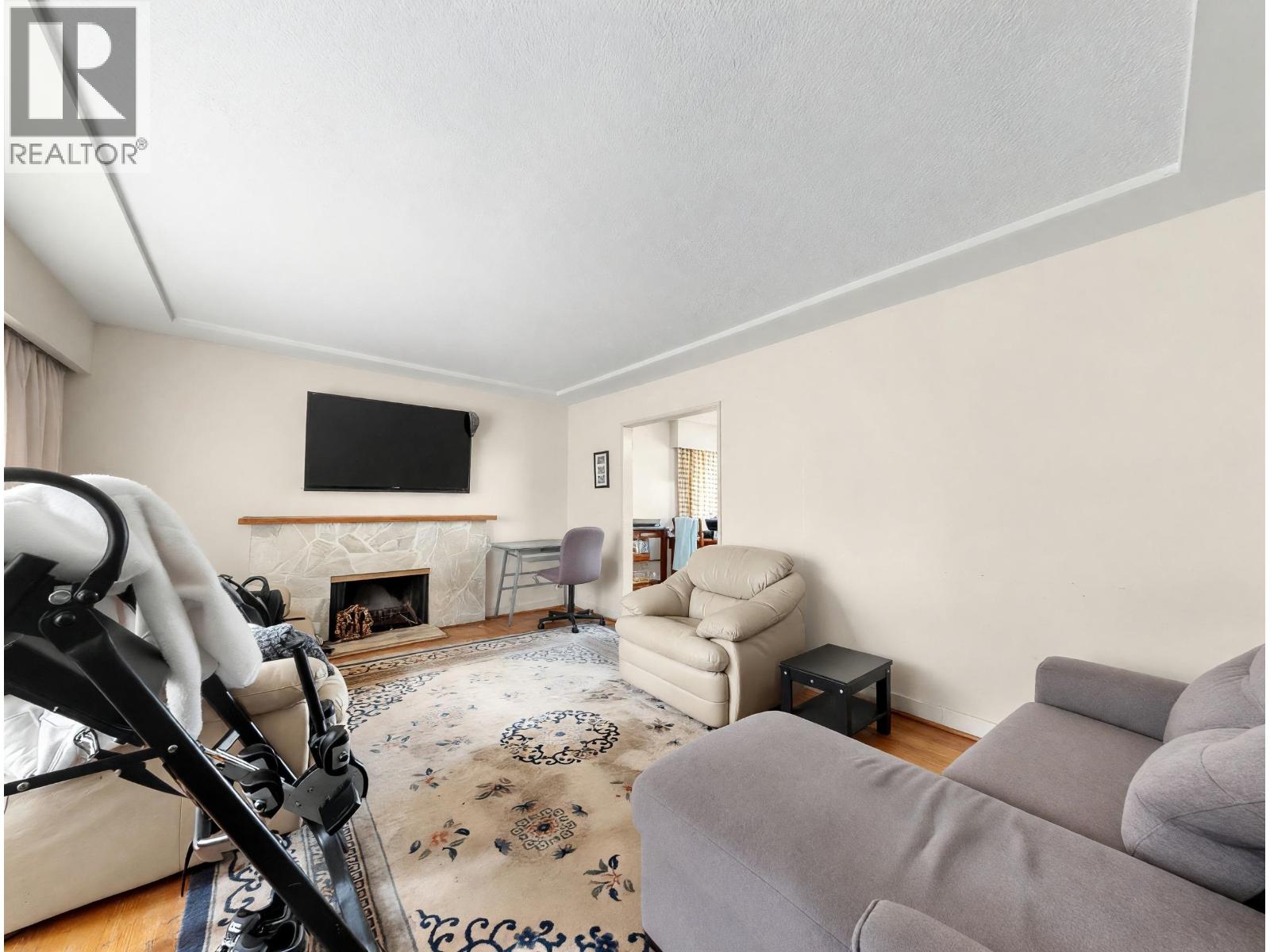 6987 Balmoral Street, Vancouver, British Columbia  V5P 3P8 - Photo 3 - R3159139