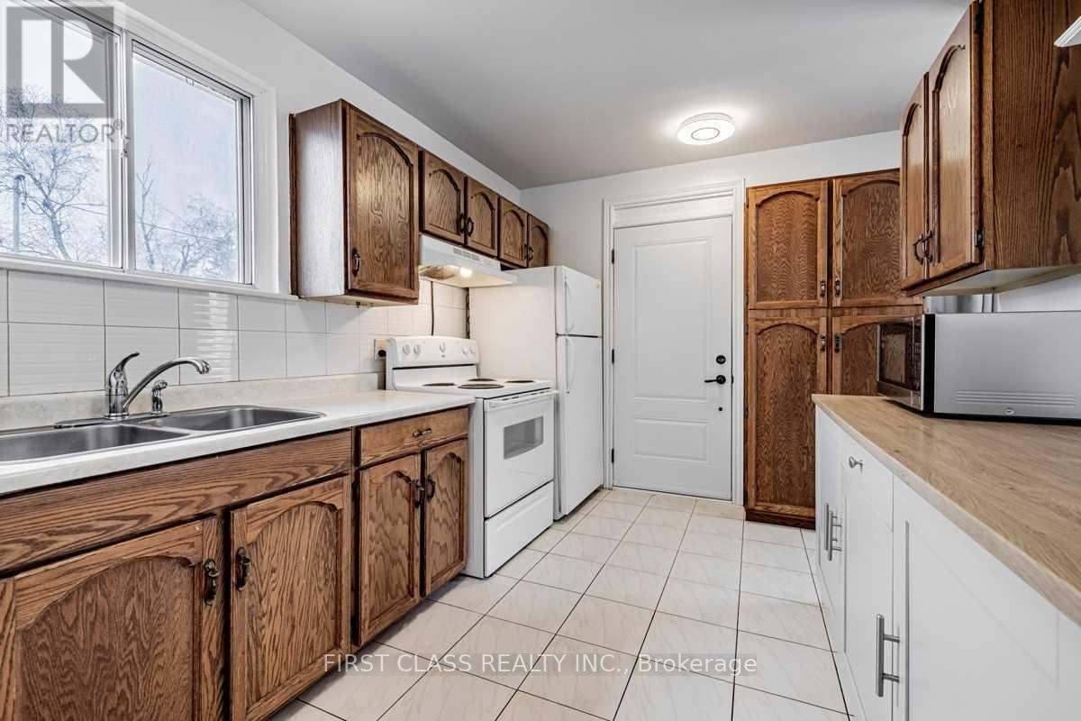 Main Fl - 260 Taylor Mills Drive N, Richmond Hill, Ontario  L4C 2T7 - Photo 3 - N13715716