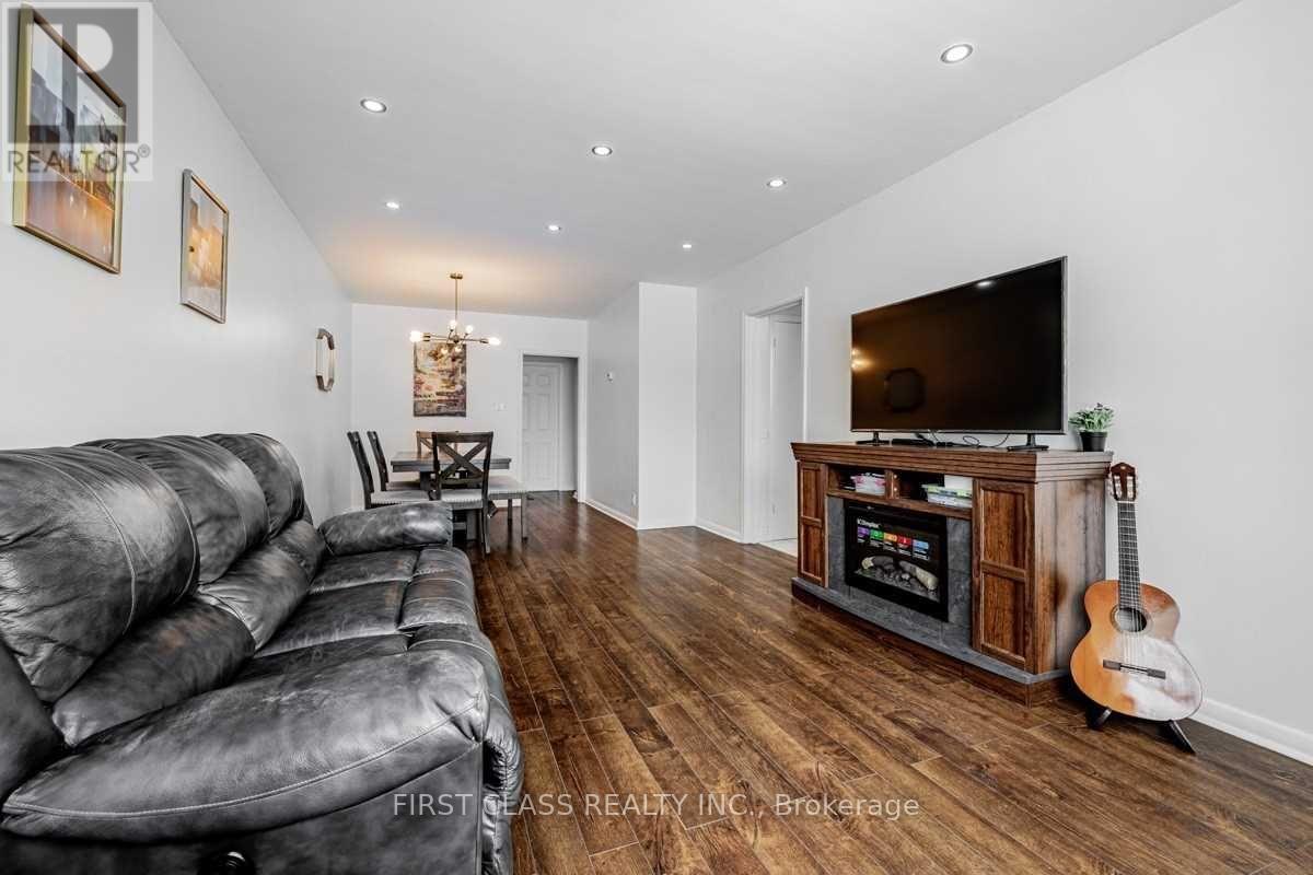 Main Fl - 260 Taylor Mills Drive N, Richmond Hill, Ontario  L4C 2T7 - Photo 7 - N13715716
