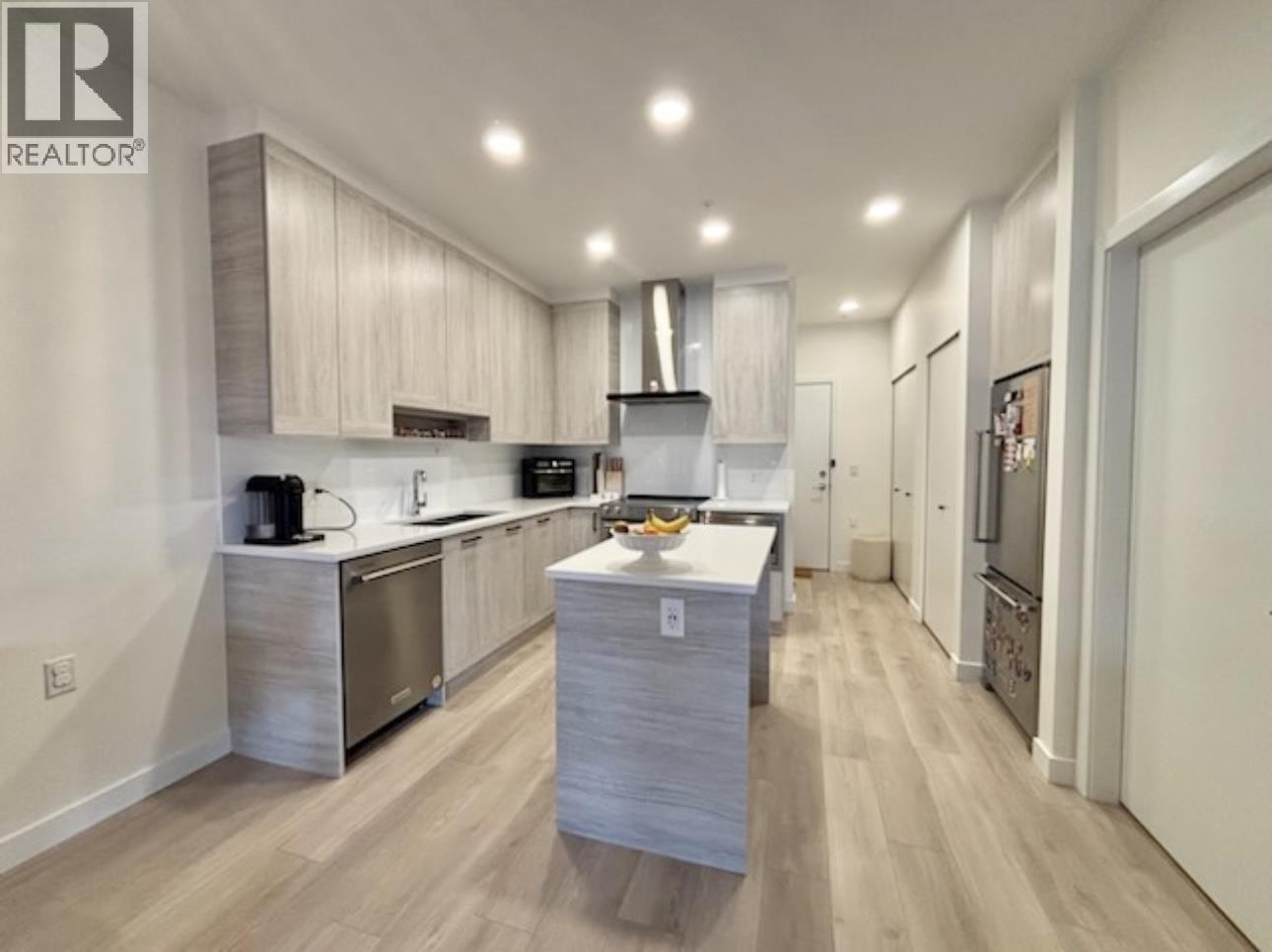 317 7579 16th Street, Burnaby, British Columbia  V3N 0H7 - Photo 4 - R3159114