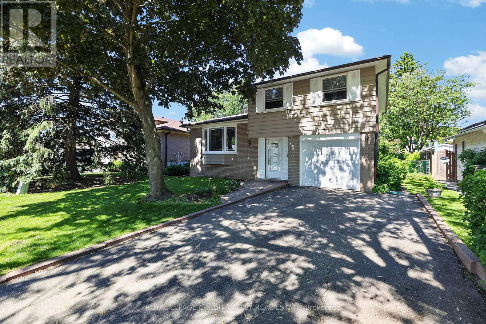 32 Farmington Drive, Brampton, Ontario  L6W 2V2 - Photo 2 - W13715714