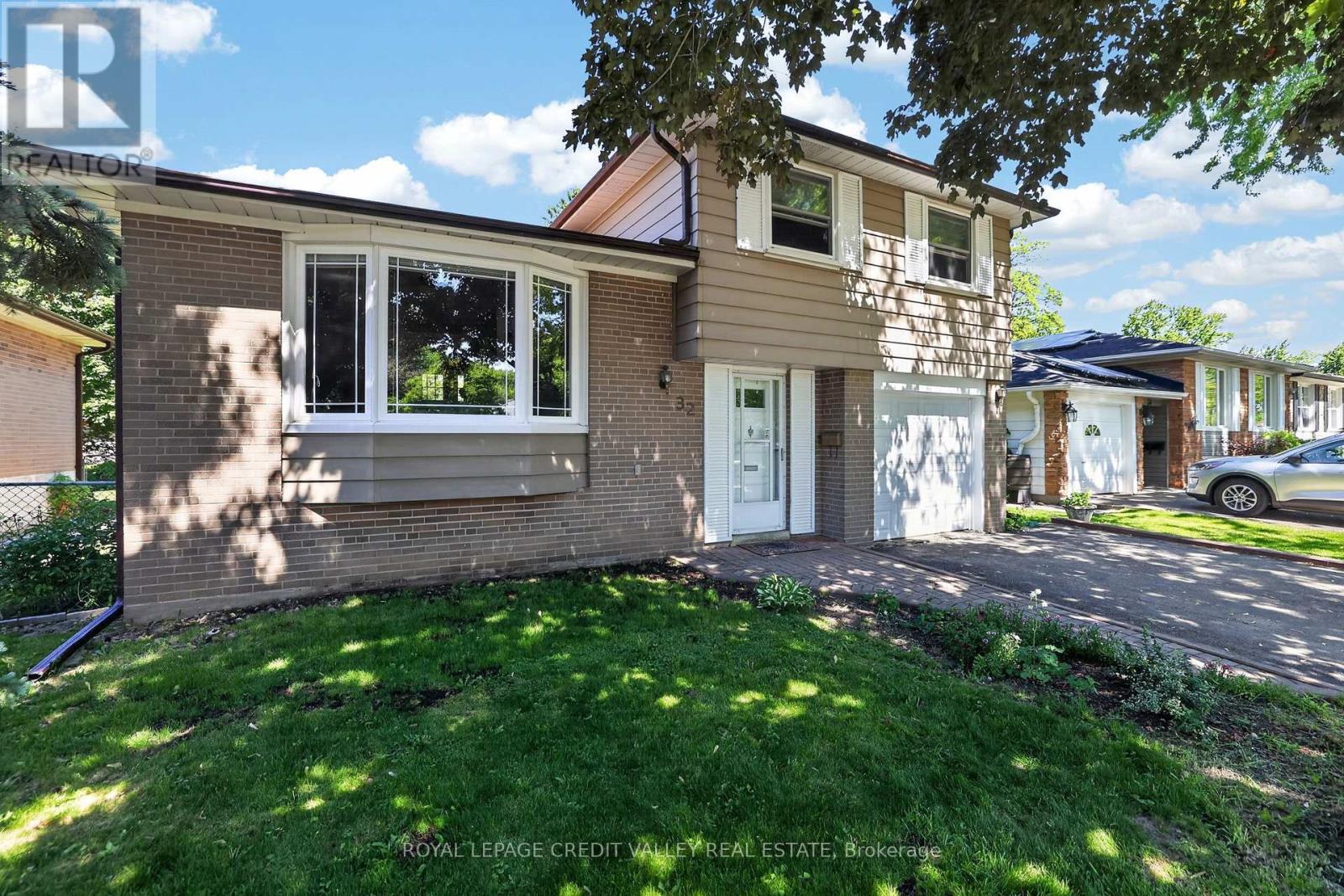 32 Farmington Drive, Brampton, Ontario  L6W 2V2 - Photo 3 - W13715714