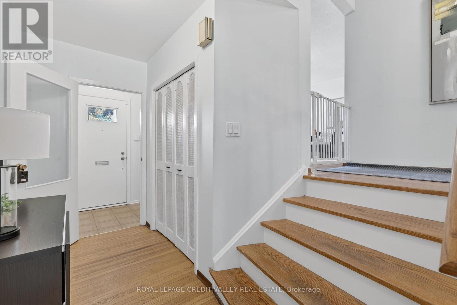 32 Farmington Drive, Brampton, Ontario  L6W 2V2 - Photo 5 - W13715714
