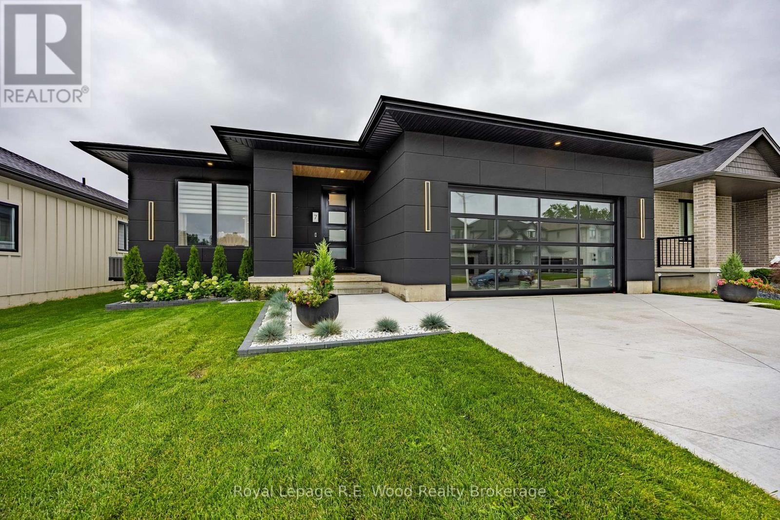 7 Sycamore Drive, Tillsonburg, Ontario  N4G 5S3 - Photo 1 - X13715844