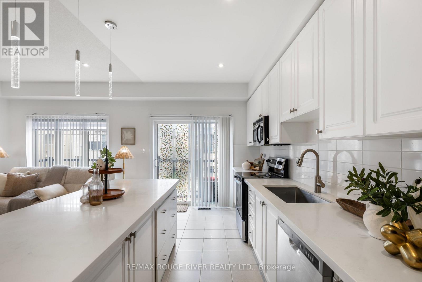 17 Devineridge Avenue, Ajax (Central East), Ontario  L1Z 0T1 - Photo 6 - E13715920