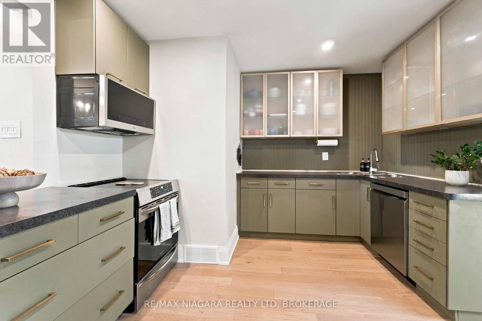 9 Johnston Street, St. Catharines, Ontario  K2N 5K5 - Photo 9 - X13715602