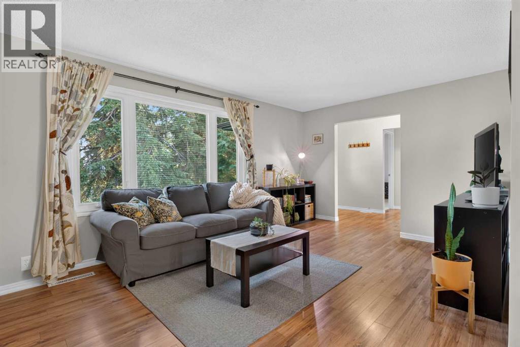 292 Silver Brook Way NW, Calgary, Alberta  T3B 3G8 - Photo 4 - A2339946