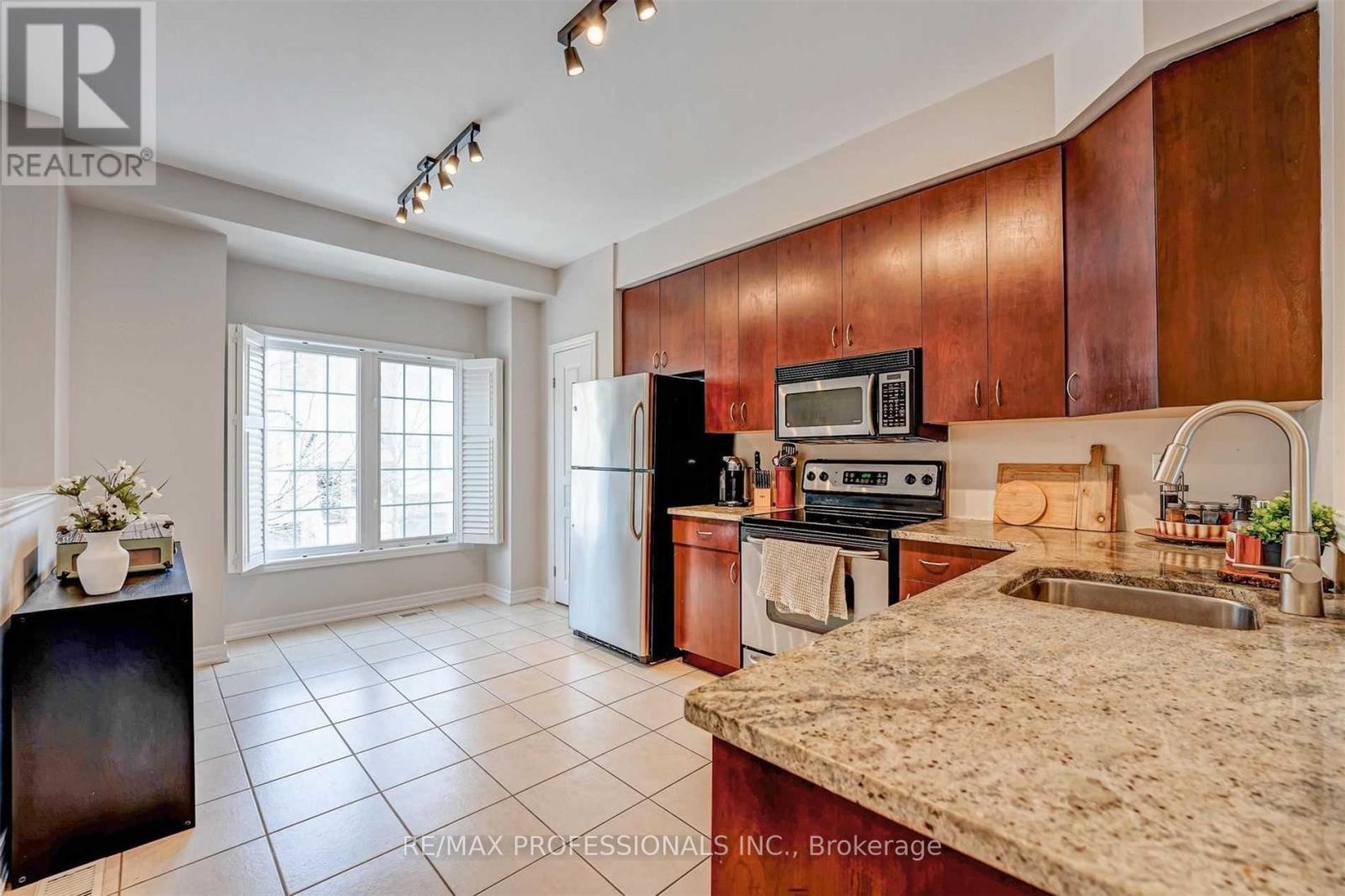 676 Rowley Common, Burlington, Ontario  L7L 0A5 - Photo 2 - W13715834