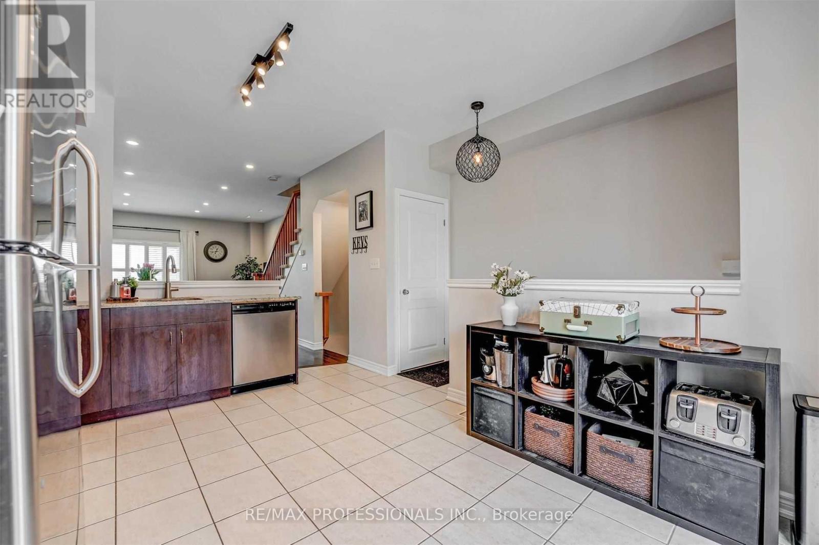 676 Rowley Common, Burlington, Ontario  L7L 0A5 - Photo 4 - W13715834