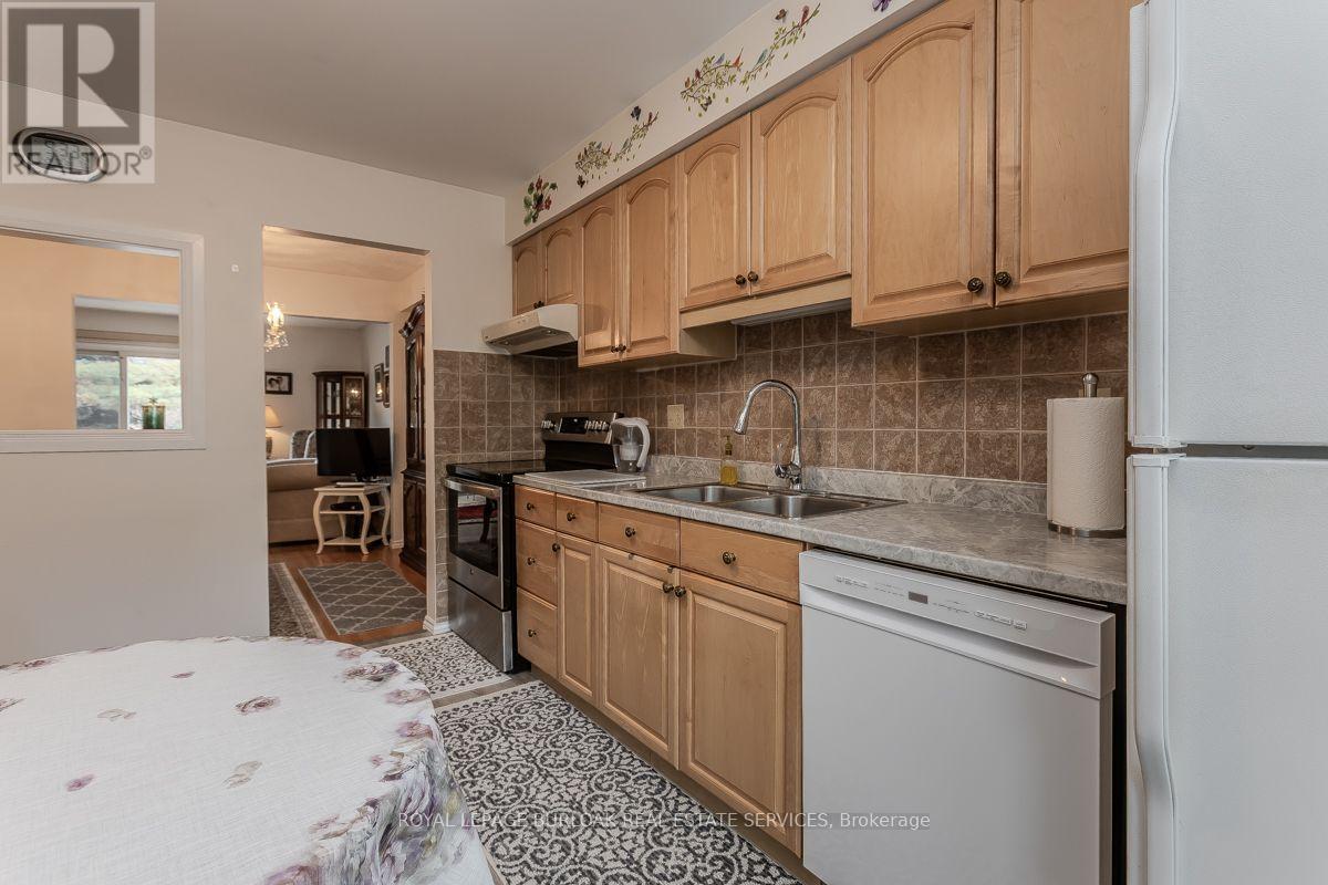 1526 Westminster Place, Burlington, Ontario  L7P 2B5 - Photo 9 - W13715892