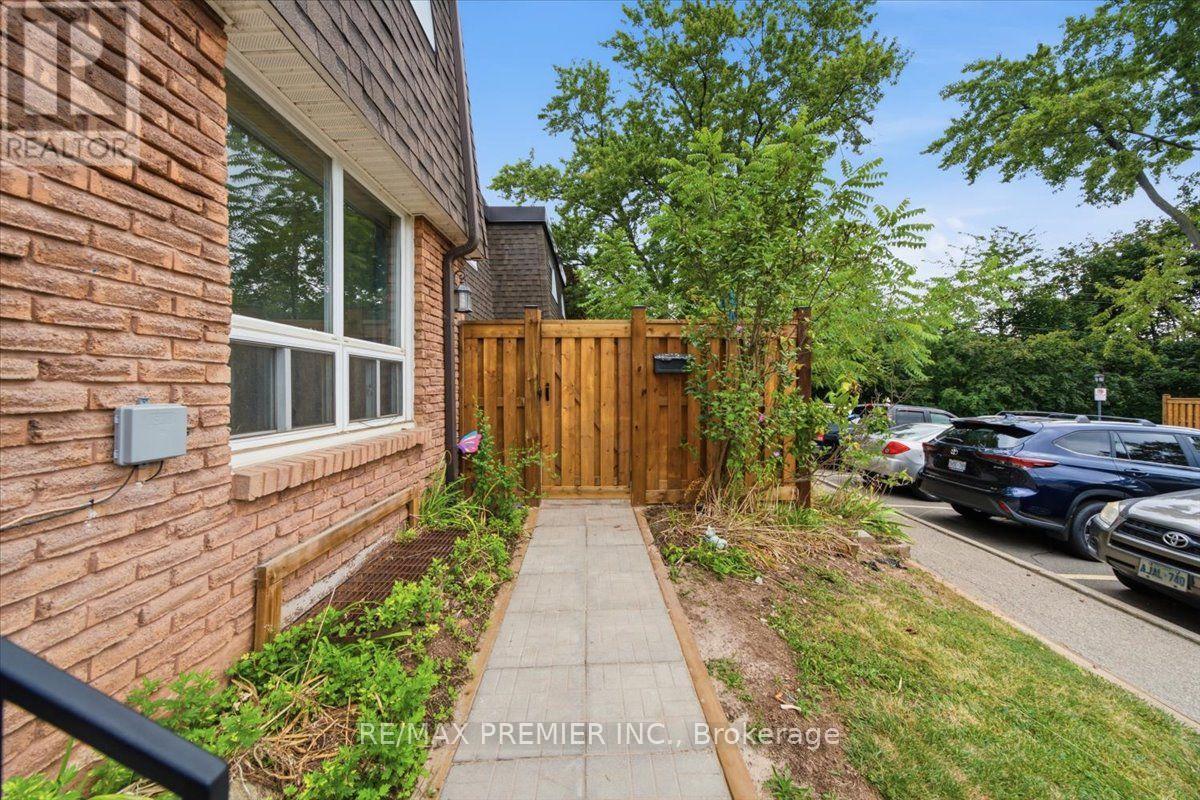 485 Timber Lane, Burlington, Ontario L7L 4B1 - Photo 3 - W13715952