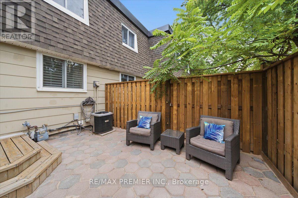 485 Timber Lane, Burlington, Ontario L7L 4B1 - Photo 4 - W13715952