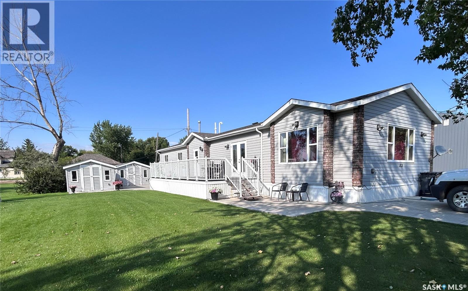 313 1st Street N, North Portal, Saskatchewan  S0C 1W0 - Photo 1 - SK046728