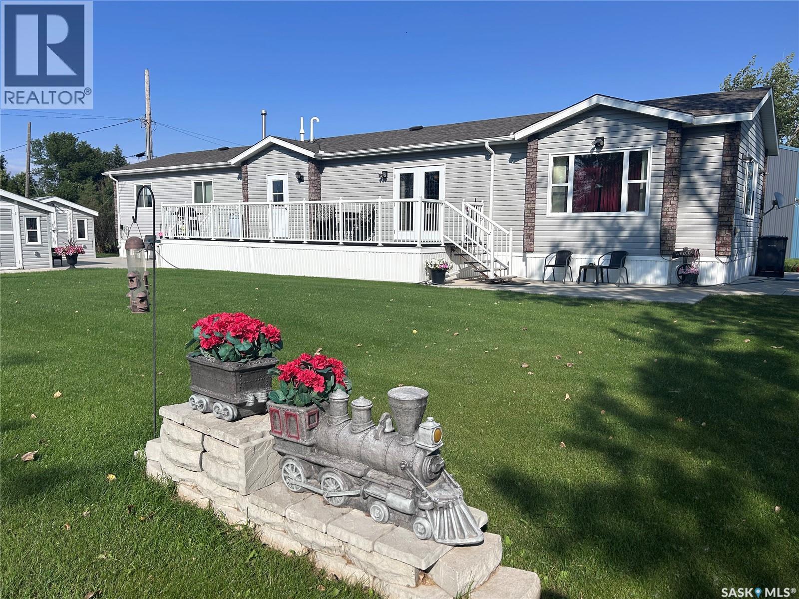 313 1st Street N, North Portal, Saskatchewan  S0C 1W0 - Photo 2 - SK046728