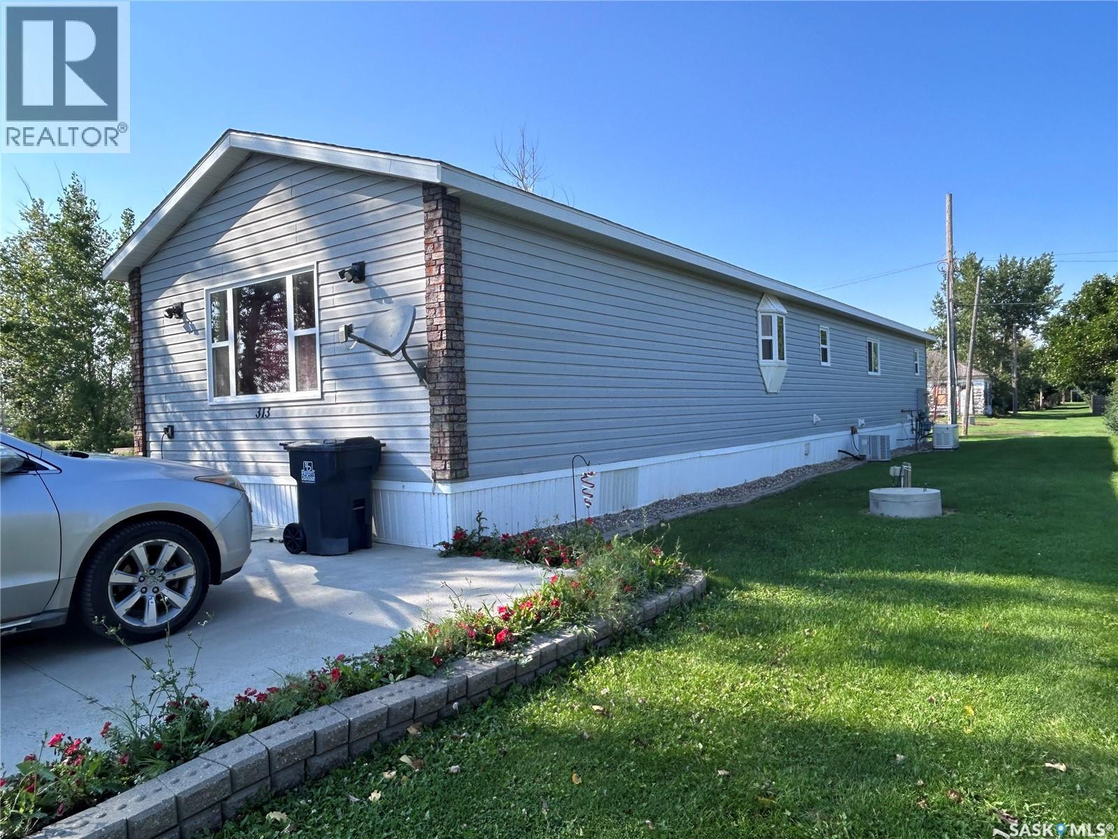 313 1st Street N, North Portal, Saskatchewan  S0C 1W0 - Photo 34 - SK046728