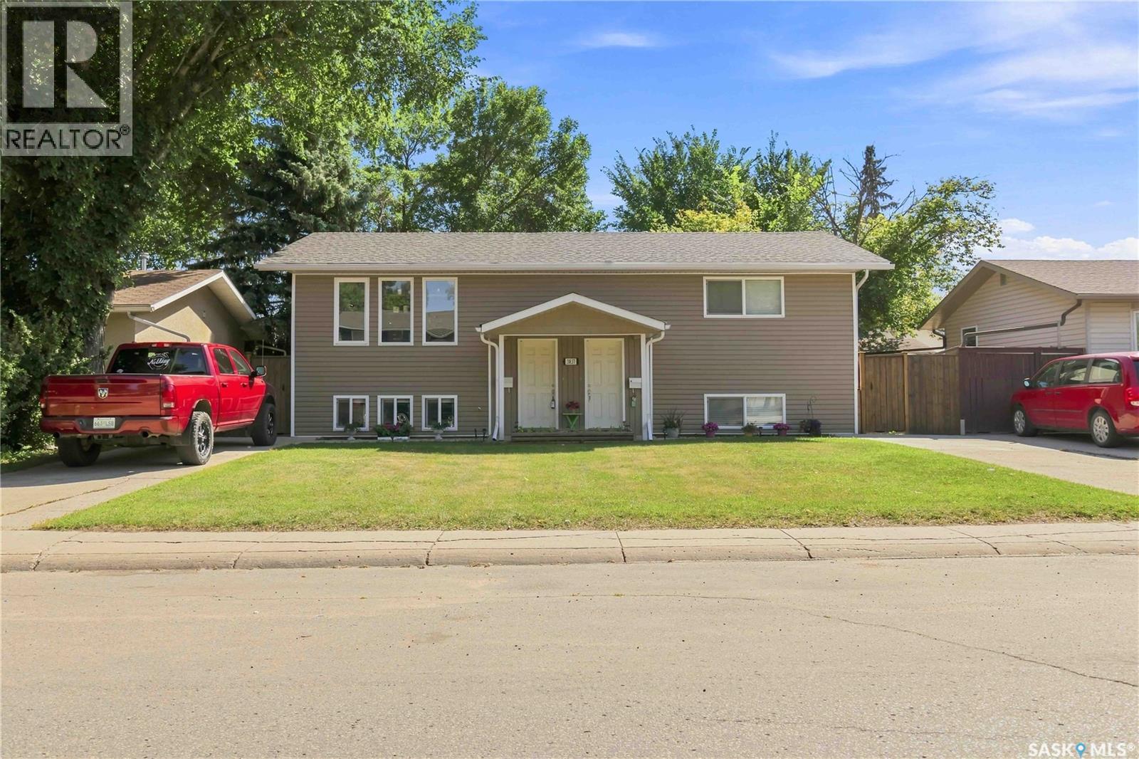 3837 Centennial Drive, Saskatoon, Saskatchewan  S7L 5K8 - Photo 2 - SK046676