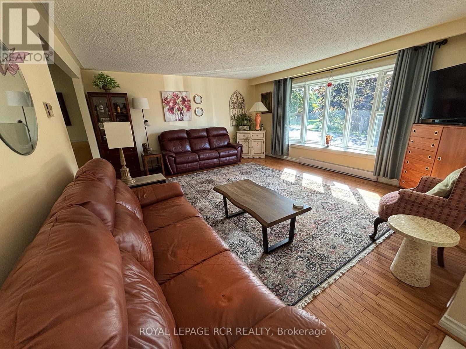1049 Elgin Street, Newmarket, Ontario  L3Y 3C3 - Photo 3 - N12979138