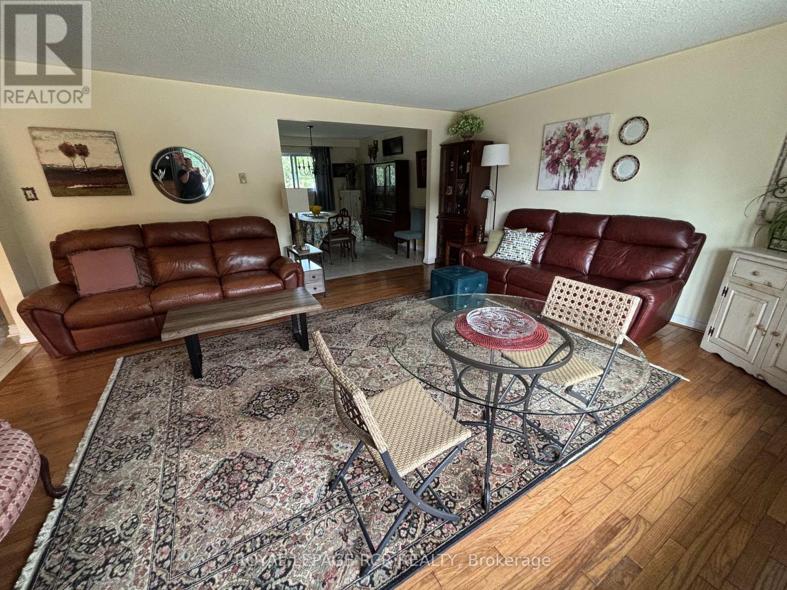 1049 Elgin Street, Newmarket, Ontario  L3Y 3C3 - Photo 4 - N12979138