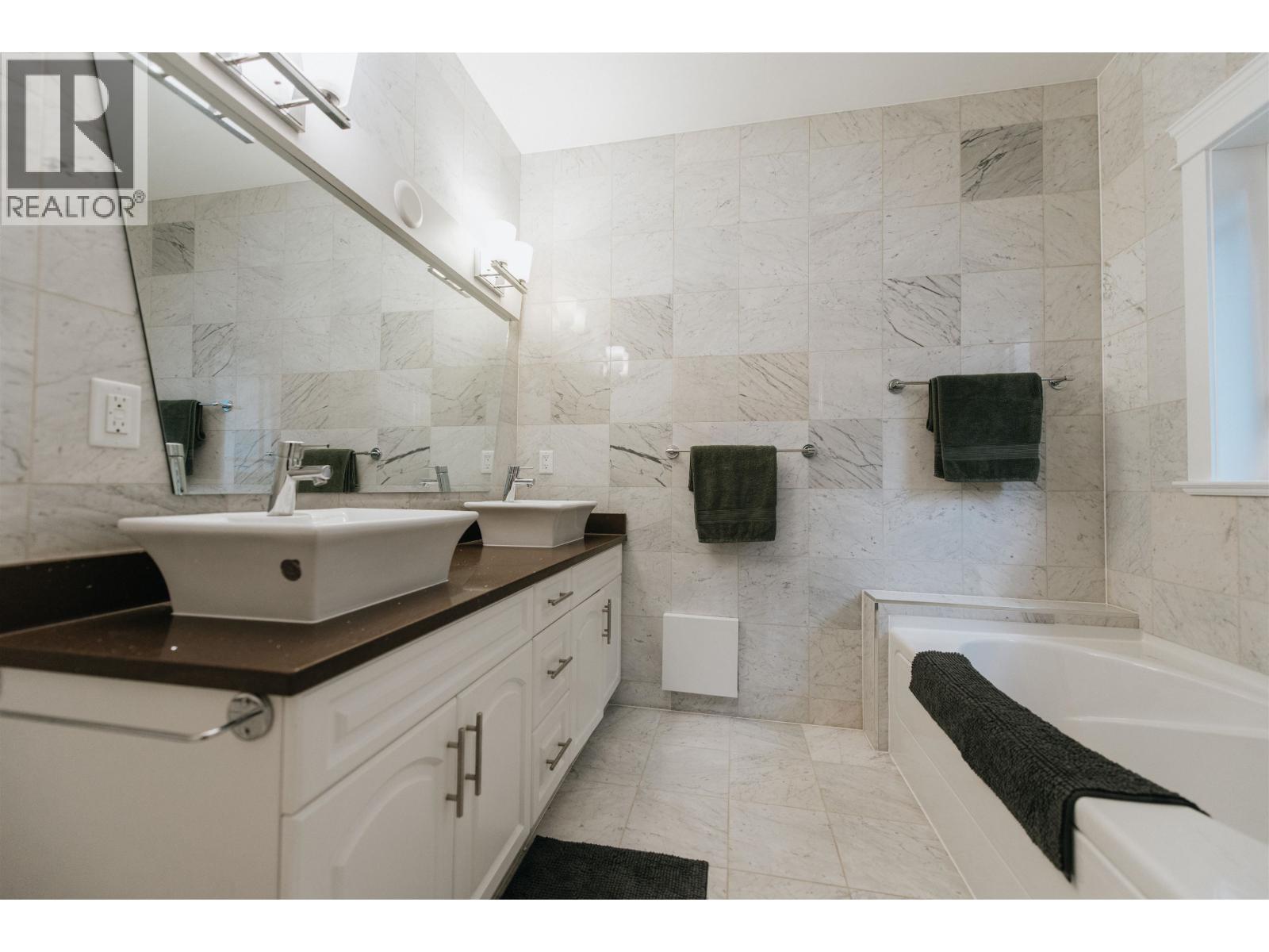 766 Gerussi Lane, Gibsons, British Columbia  V0N 1V7 - Photo 15 - R3159165