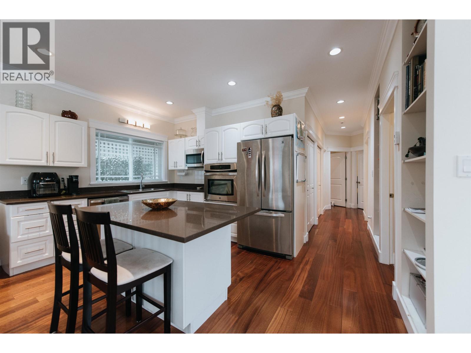 766 Gerussi Lane, Gibsons, British Columbia  V0N 1V7 - Photo 2 - R3159165