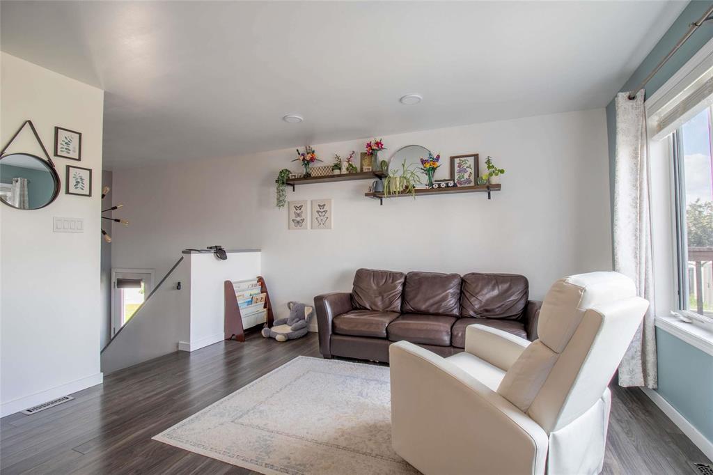 64 Whitby Crescent, Steinbach, Manitoba  R5G 0B4 - Photo 3 - 202621487
