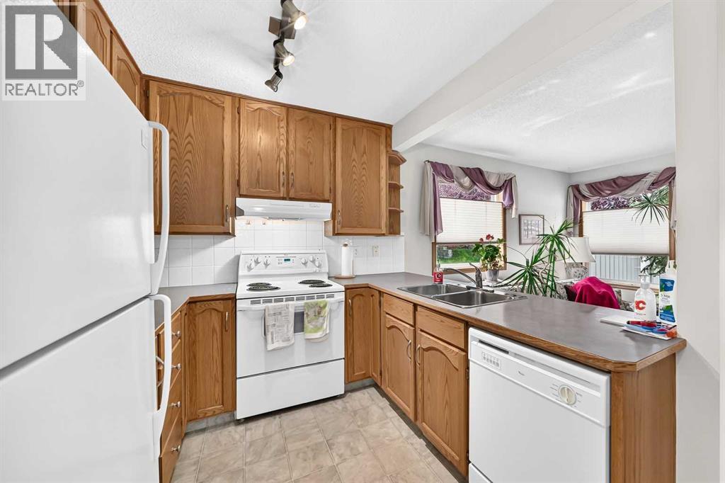 20 Everstone Place SW, Calgary, Alberta  T2Y 4H9 - Photo 5 - A2339278
