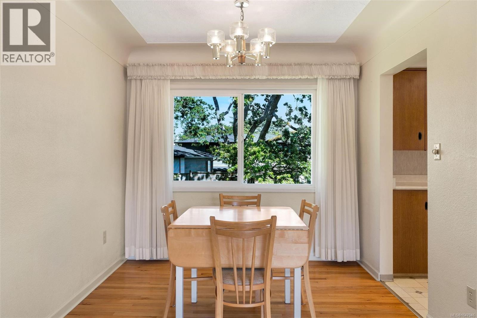 3973 Livingstone Ave S, Saanich, British Columbia  V8N 3A5 - Photo 6 - 1047946