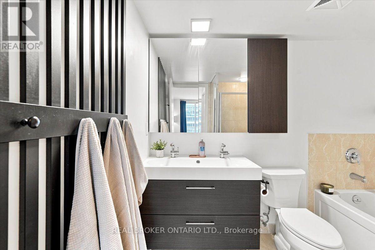 1468 - 209 Fort York Boulevard, Toronto, Ontario  M5V 4A1 - Photo 17 - C13716134