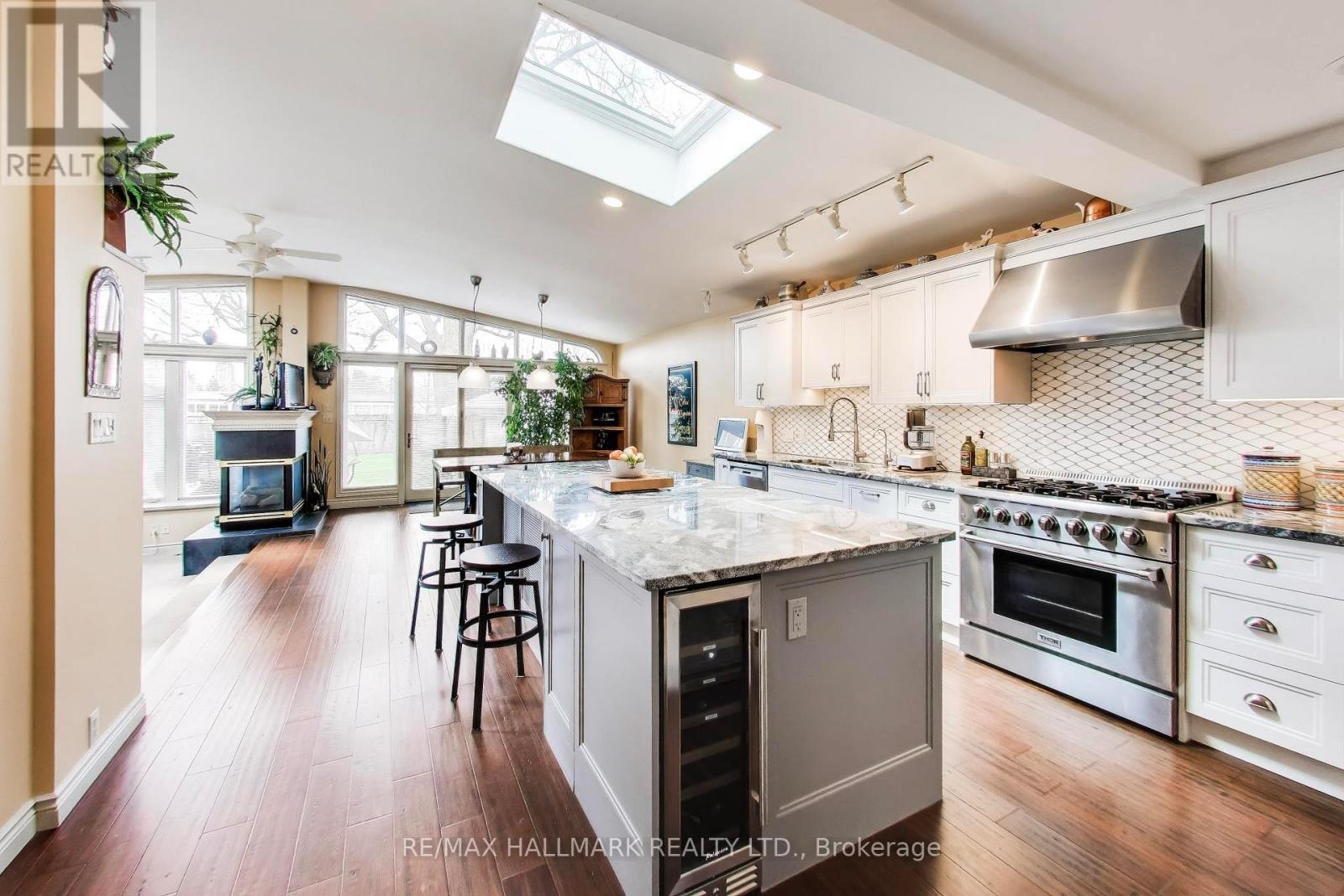 76 Ashbourne Drive, Toronto, Ontario  M9B 4H5 - Photo 10 - W13716126