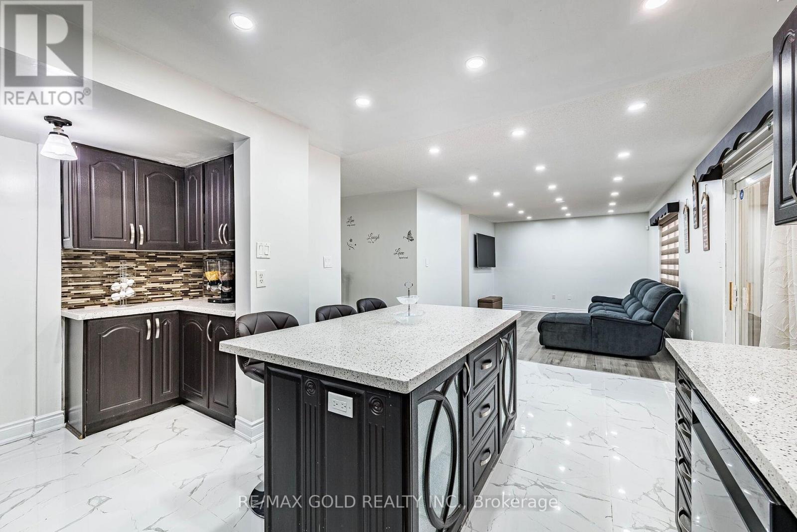 60 Four Seasons Circle, Brampton, Ontario  L7A 2A7 - Photo 14 - W13716140