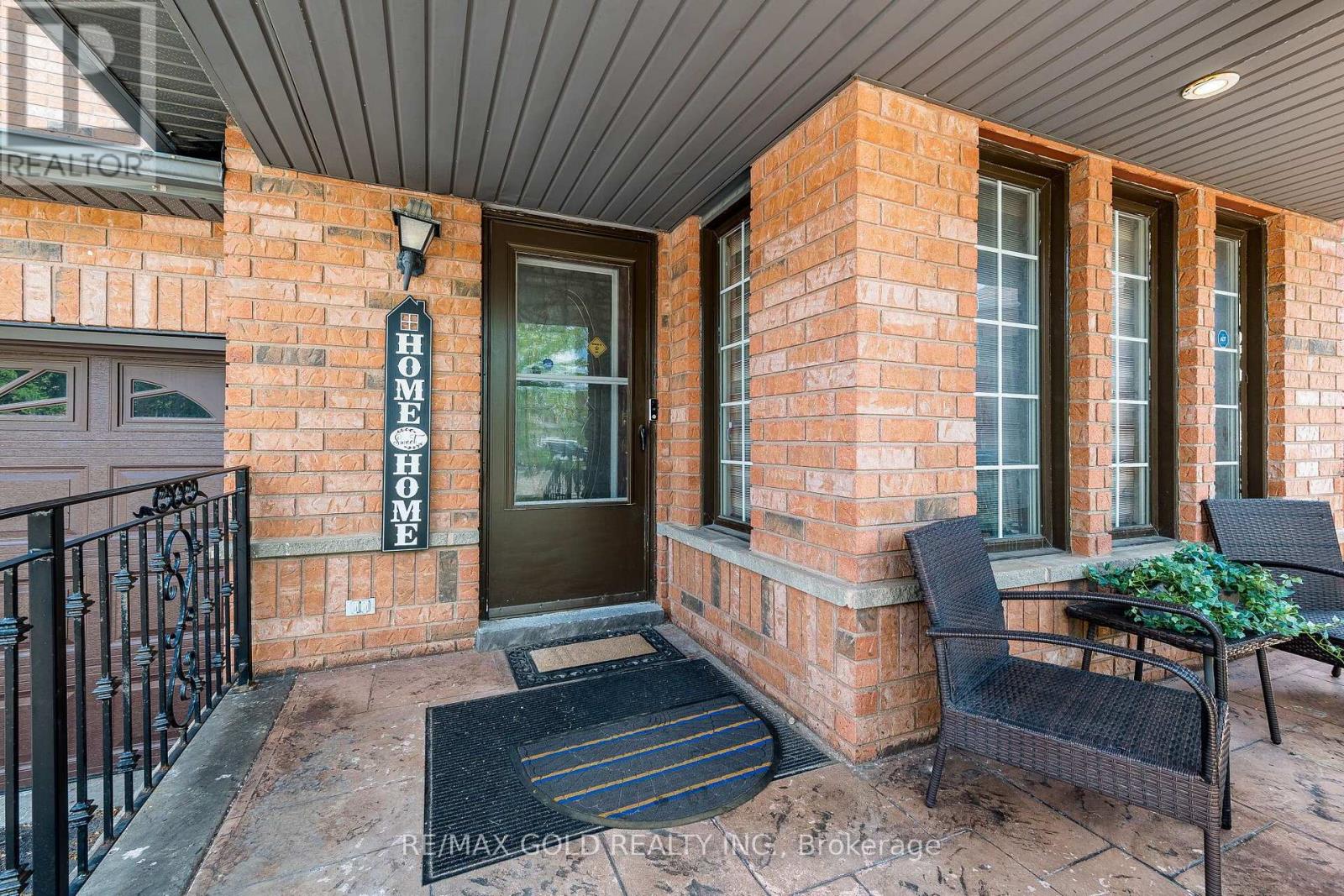 60 Four Seasons Circle, Brampton, Ontario  L7A 2A7 - Photo 3 - W13716140