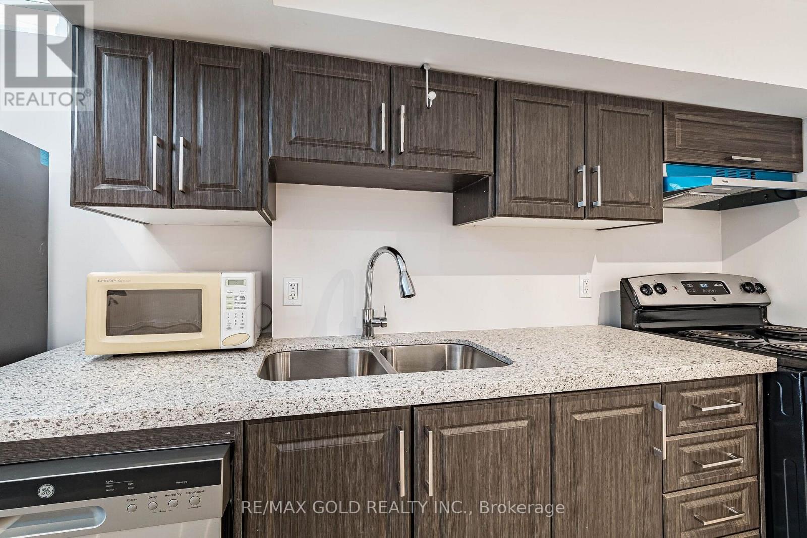 60 Four Seasons Circle, Brampton, Ontario  L7A 2A7 - Photo 32 - W13716140