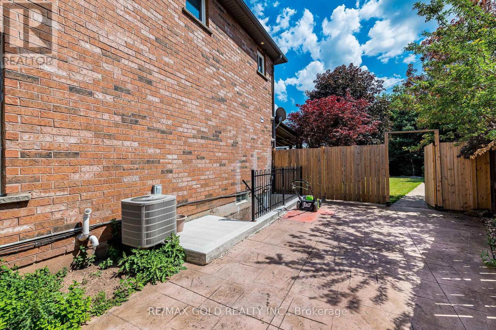 60 Four Seasons Circle, Brampton, Ontario  L7A 2A7 - Photo 41 - W13716140