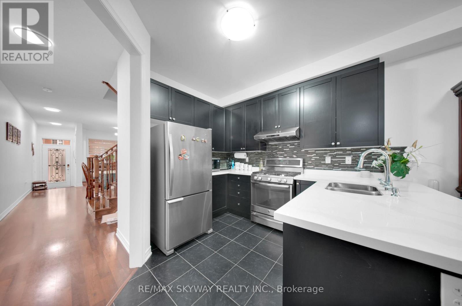 12 Fitzgibson Street, Brampton, Ontario  L6Y 5Y5 - Photo 7 - W13715590