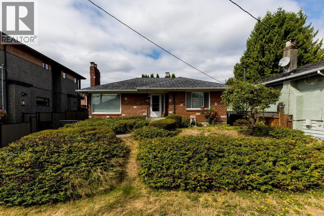 911 Sperling Avenue, Burnaby, British Columbia V5B 4H7 - Photo 2 - R3157999