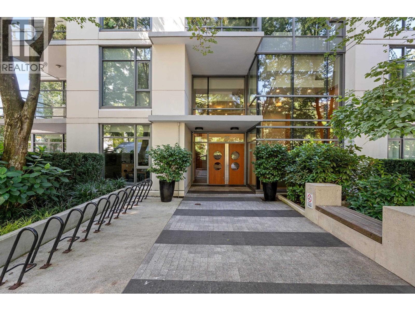 205 135 W 2ND STREET, North Vancouver, British Columbia